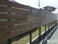 ナチュラルな木目調の目隠しフェンス