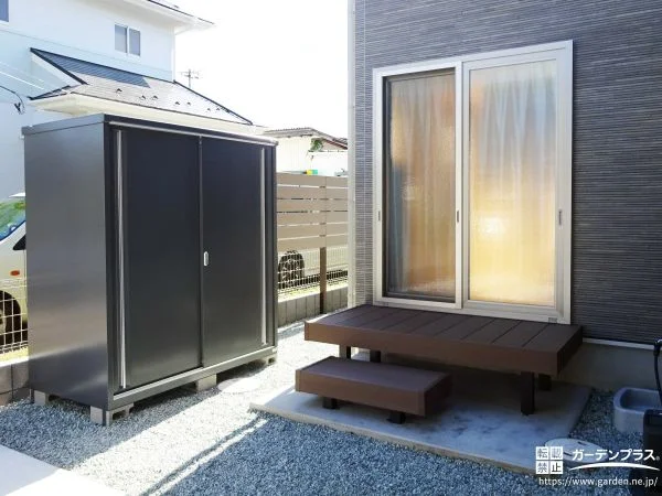 収納も寛ぎも叶える物置とウッドデッキを備えた使いやすいお庭