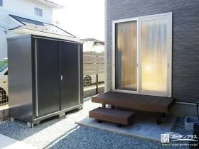 収納も寛ぎも叶える物置とウッドデッキを備えた使いやすいお庭