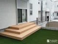 段床付きウッドデッキで身近になる人工芝が広がるお庭工事