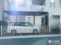 必要なときにさっと閉じられる伸縮門扉