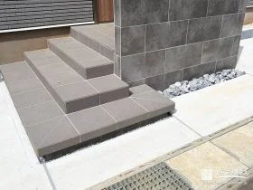 夜も美しく迎えてくれる、浮遊感のある玄関アプローチ[施工後]