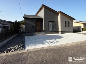 モダンな建物に調和するシンプルで機能的な新築外構