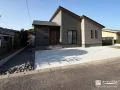 モダンな建物に調和するシンプルで機能的な新築外構