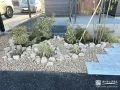 アプローチ横を華やかに演出するロックガーデン