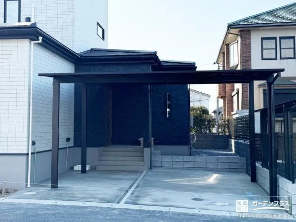 ブラックのカーポートがお住まいに調和する駐車スペース工事