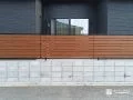 掃き出し窓前の視線をカットする木目調の目隠しフェンス