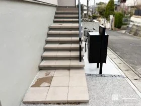 毎日の昇り降りを安全にする玄関ポーチ階段[施工後]