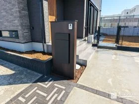 住まいの顔を美しく演出するシックな機能門柱[施工後]