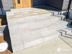 ゆったり昇り降りできる広々とした上質な玄関ポーチ[施工後]