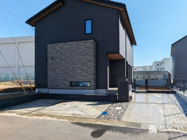 No.30068 シックな色使いが映えるモダンな新築外構[施工後]
