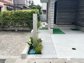 平板で上質な印象に仕上げたモダンデザインのオープン外構工事