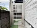 門扉で出入り口を区切ったお庭
