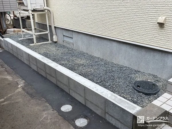 型枠ブロックで敷地をしっかり支える土留めを施工した工事