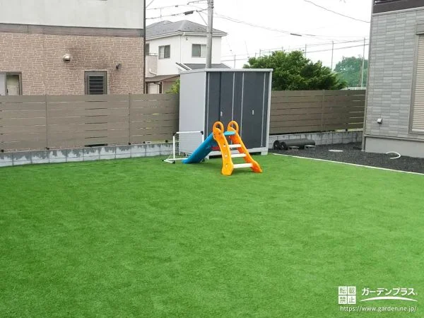 のびのび遊べる人工芝を敷き詰めたメンテナンスフリーのお庭工事
