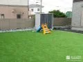 のびのび遊べる人工芝を敷き詰めたメンテナンスフリーのお庭工事