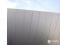 装飾を抑えた形状で外構を引き立てるカーポート 装飾を抑えた形状で外構を引き立てるカーポート