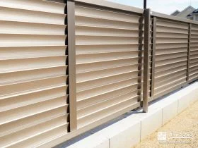 お庭への視線を遮る横ルーバーの目隠しフェンス