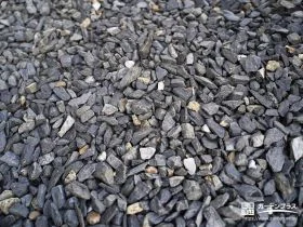 落ち着いたグレーの砂利