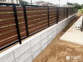 優しく視線をカットする木調フェンス[施工後]