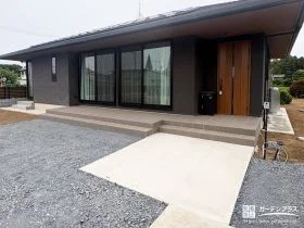 木調フェンスで開放感とプライバシーを両立した新築外構工事