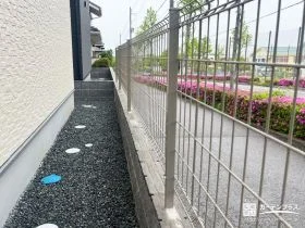 雑草対策もお手入れもラクに。毎日を支える犬走り[施工後]