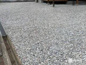 砂利を敷設した駐車スペースとお庭[施工後]