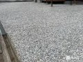 砂利を敷設した駐車スペースとお庭