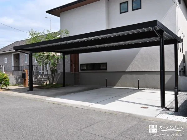 大切な愛車を守りながら住まいの主役になる3台用カーポート