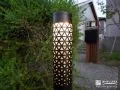 光によって三角形の網目模様が美しく浮かび上がる照明