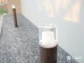 建物沿いに等間隔で配置したポールライト