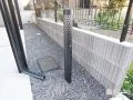 手形レリーフのそばに設置した網目デザインのライト