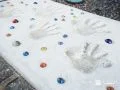 ご家族の手形と色とりどりのビー玉を埋め込んだ記念レリーフ