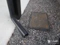 コンクリートの汚れを抑えるため雨水を砂利へ流す雨樋