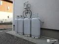 雑草や泥汚れを抑えるコンクリート舗装のガスボンベ置き場