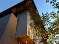外壁へ映る植栽の美しい影