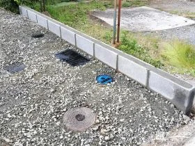 駐車スペースの敷地境界を明確化するシンプルなブロック工事