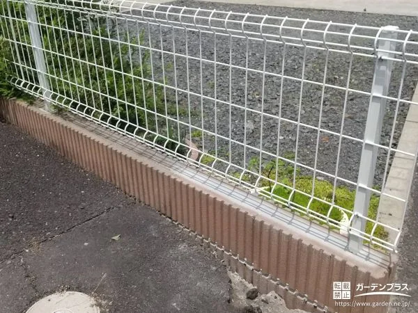 敷地境界を軽やかに区切り明確化するメッシュフェンス設置工事