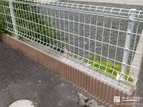 敷地境界を軽やかに区切り明確化するメッシュフェンス設置工事