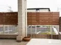 視線を気にせず過ごせる木目調デザインの目隠しフェンス設置工事