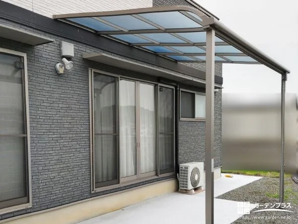 天候を気にせず屋根下空間を活用できるテラス屋根設置工事