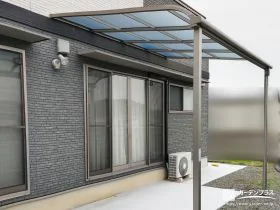 天候を気にせず屋根下空間を活用できるテラス屋根設置工事