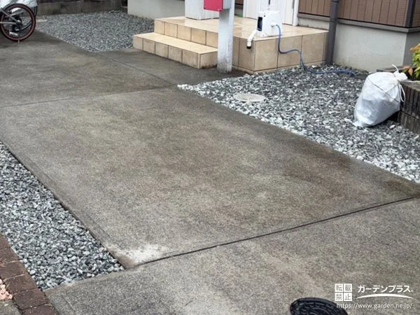 駐車スペースのスリットを砂利敷設によって整えた雑草対策工事