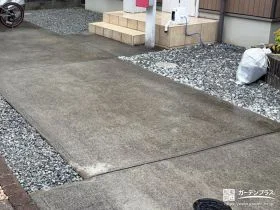駐車スペースのスリットを砂利敷設によって整えた雑草対策工事