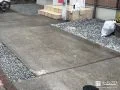 駐車スペースのスリットを砂利敷設によって整えた雑草対策工事
