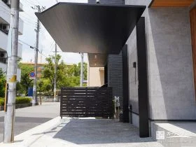 敷地の形に合わせて設置した存在感あふれるカーポートSC