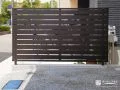 生活感をさりげなく隠す駐車スペースの目隠しフェンス