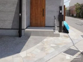 敷地のラインに寄り添う上質な乱形石アプローチ[施工後]