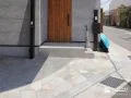 敷地のラインに寄り添う上質な乱形石アプローチ