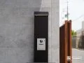 インターホンと門灯がすっきり収まるスリムな機能門柱
